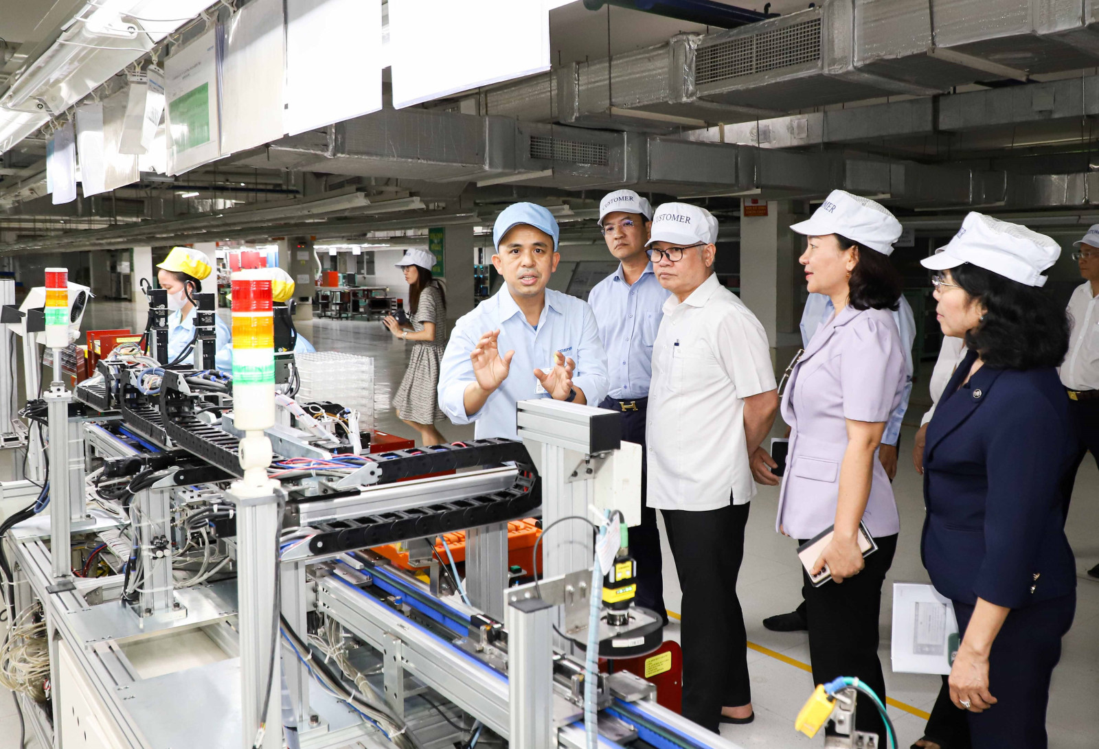 Bí thư Tỉnh ủy Nguyễn Văn Lợi cùng các thành viên trong đoàn khảo sát, tìm hiểu hoạt động tại Công ty TNHH Điện tử Foster Việt Nam.